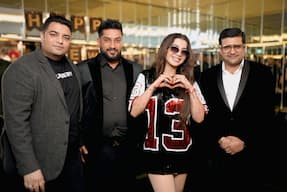Jasmine Sandlas with club jalwa bosses
